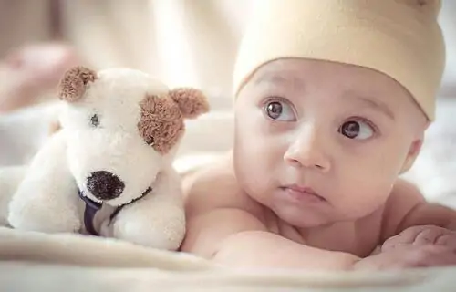 Enfant avec boutons de varicelle recevant un soin naturel apaisant.